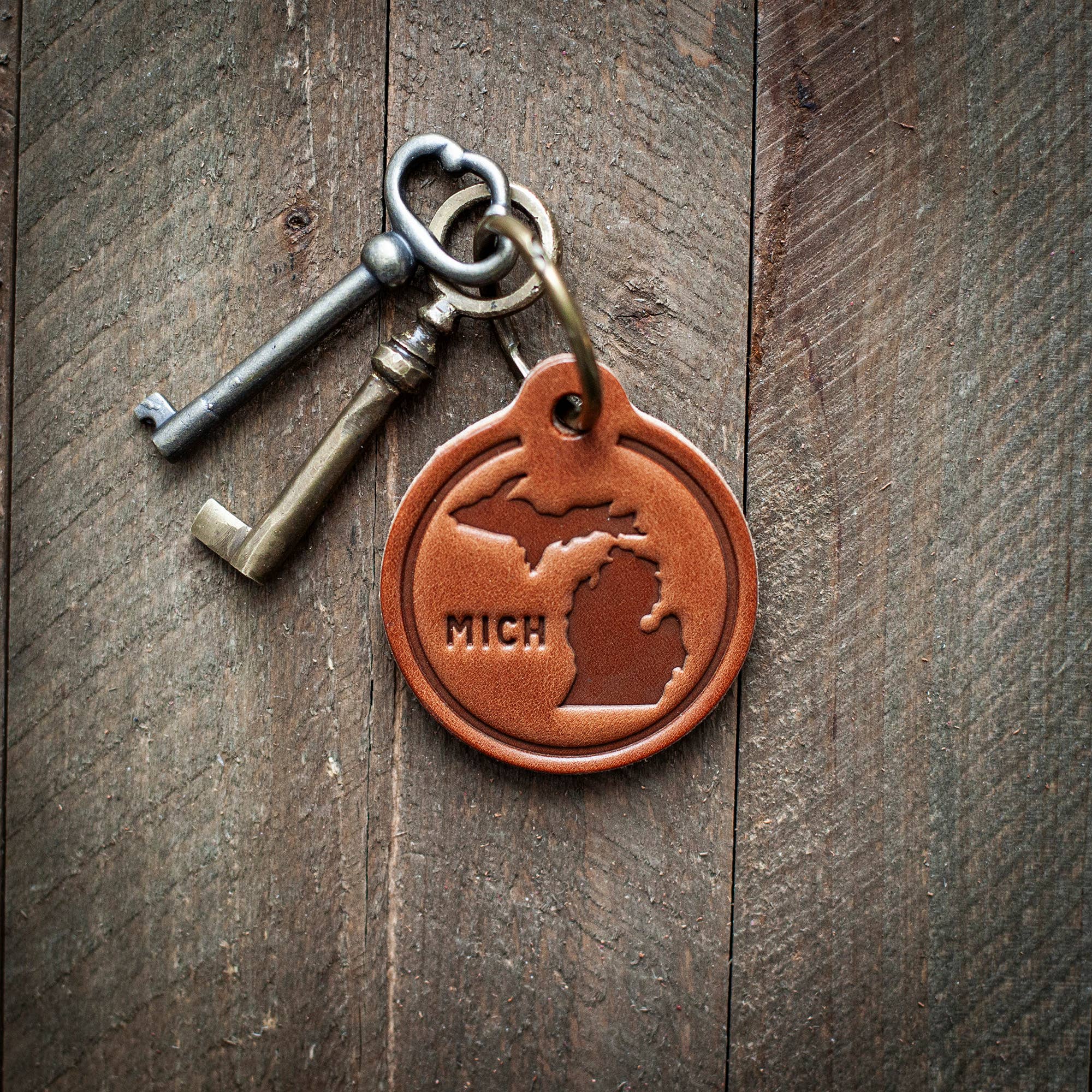 Michigan State Silhouette Leather Keychain Circle