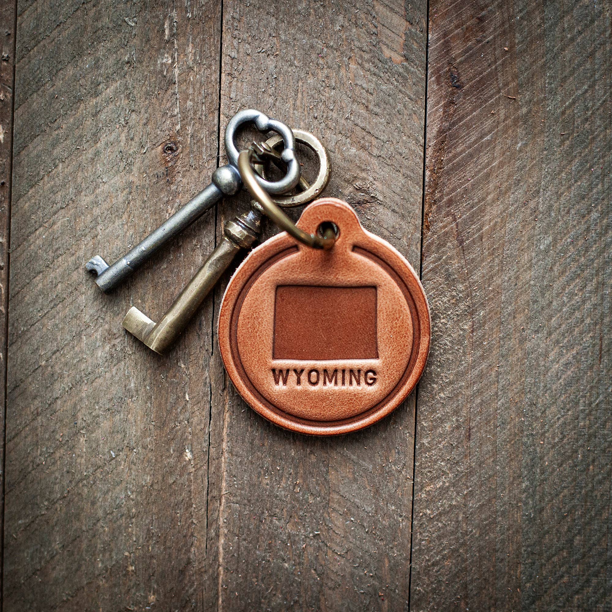 Wyoming State Silhouette Leather Keychain Circle