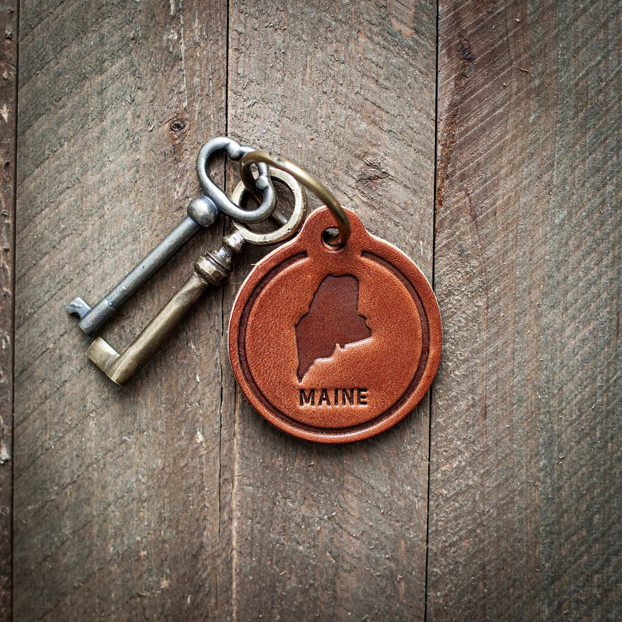 Maine State Silhouette Leather Keychain Circle